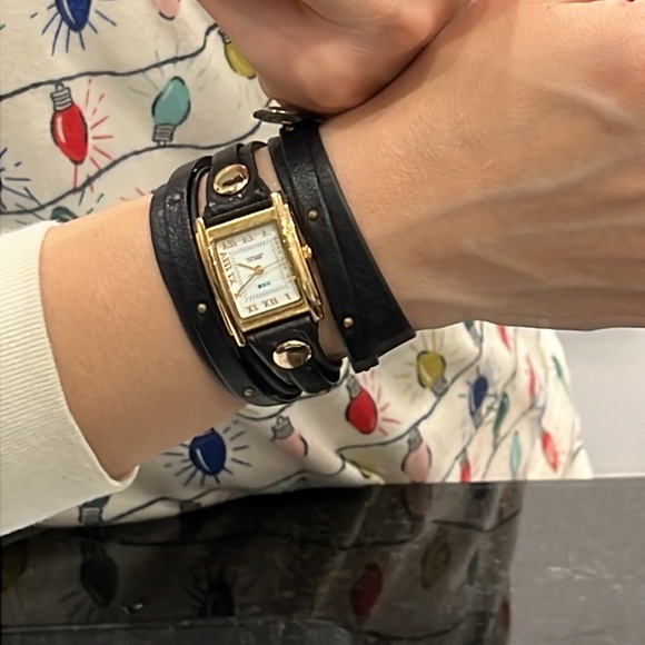 Black leather band watch - Picture 4 of 4